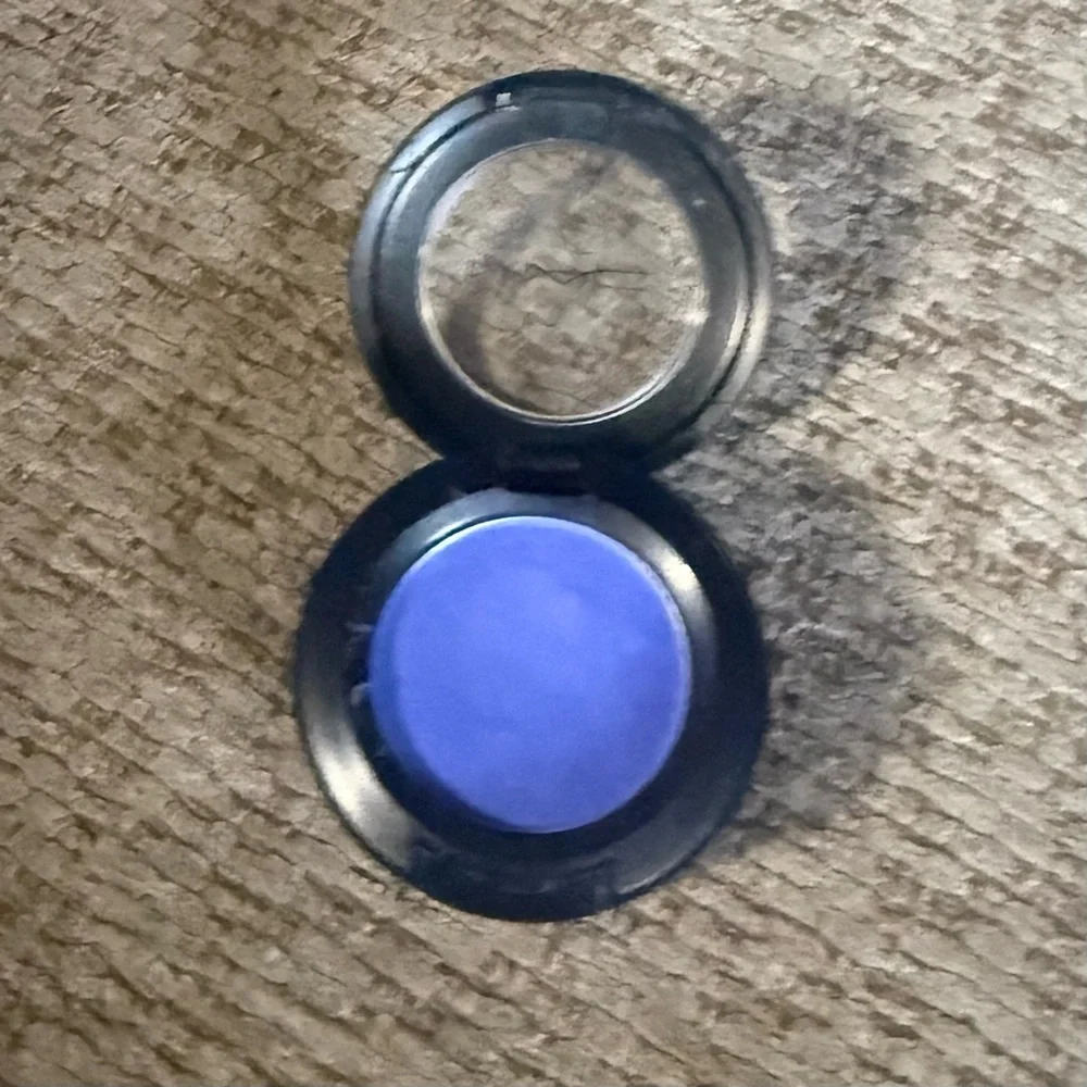 MAC Cosmetics Eyeshadow Heroine